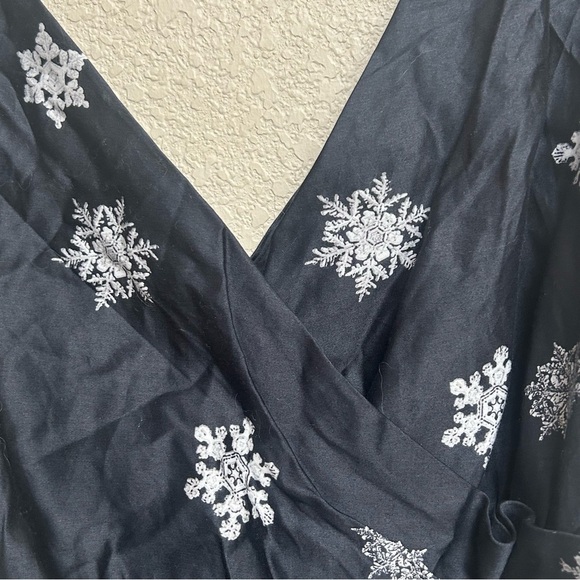 ModCloth “The Snow Must Go On” Black Silver Snowflake Wrap A-Line Dress Size 8 - Picture 5 of 7